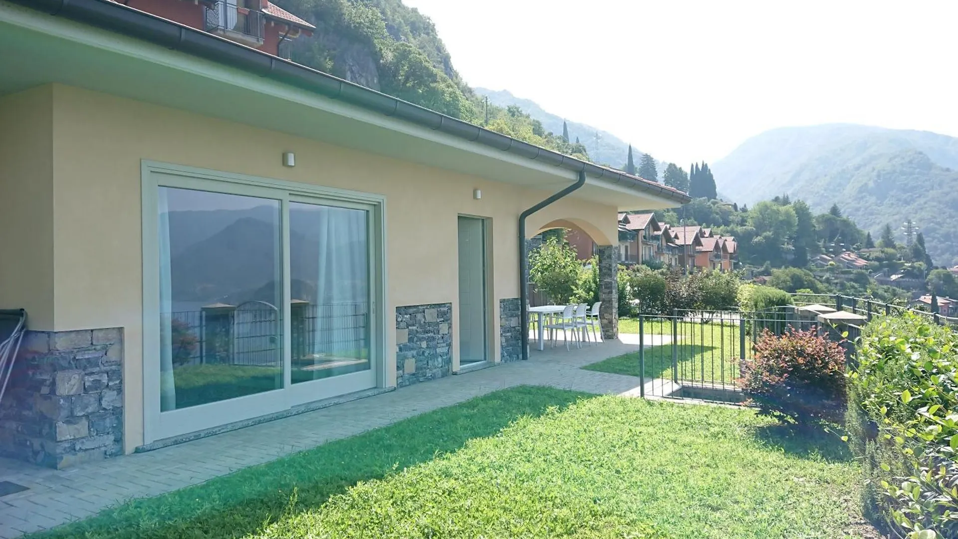 Lakecomoweb Apartments Perledo